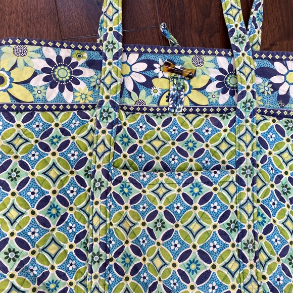 Vera Bradley Large Tote with lots of interior pockets - Picture 4 of 11